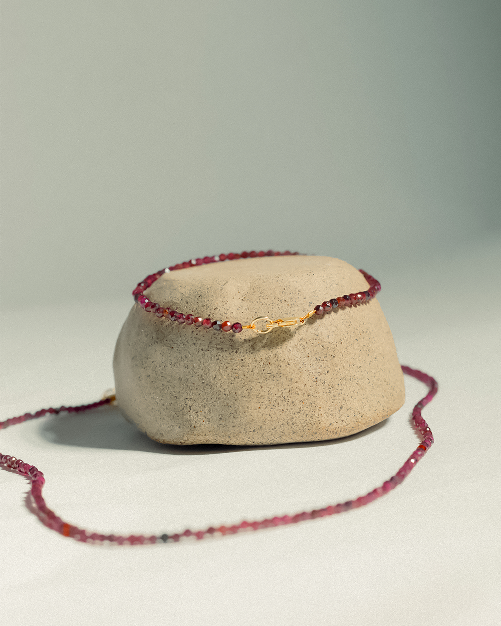 Paradise - Garnet. Gold.